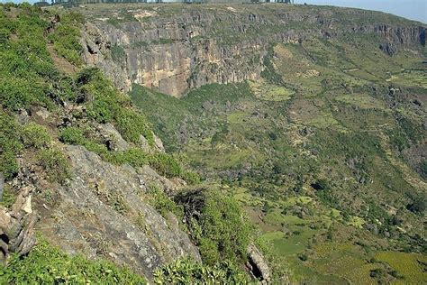 O Mosteiro de Debre Libanos: Um Santuário Histórico na Montanha com Vistas Deslumbrantes!