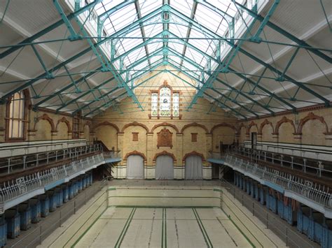  The Victoria Baths: Um mergulho na história e arquitetura de Manchester!